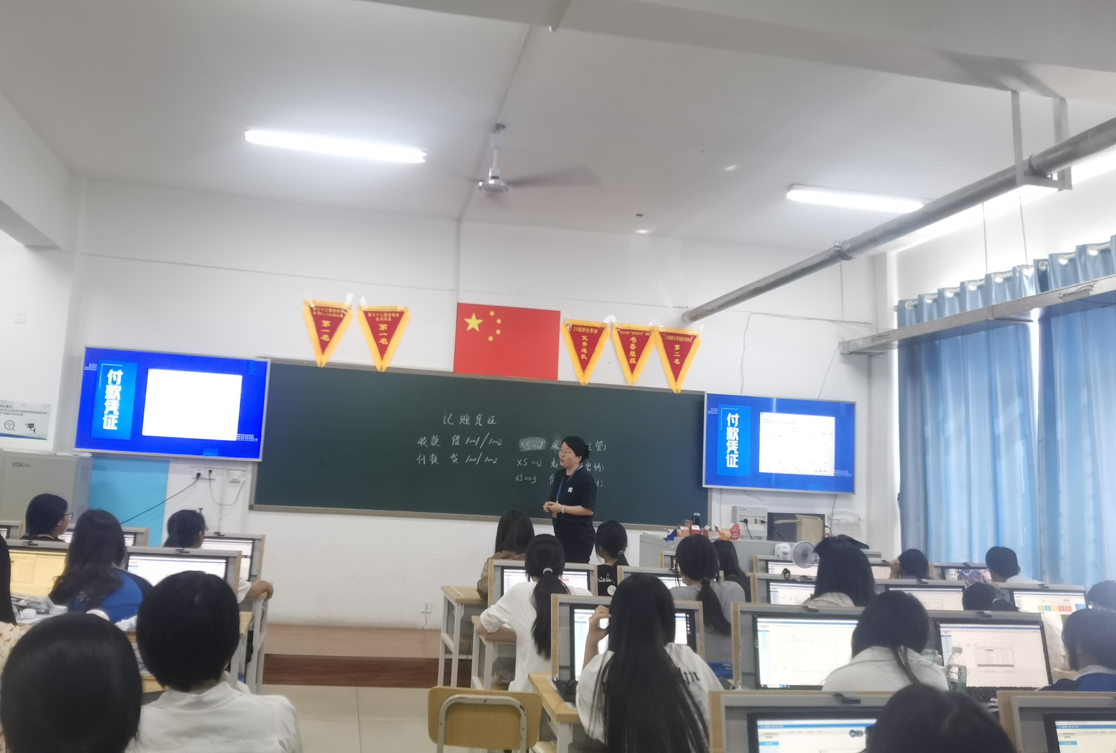 杨珺.jpg 杨珺.jpg