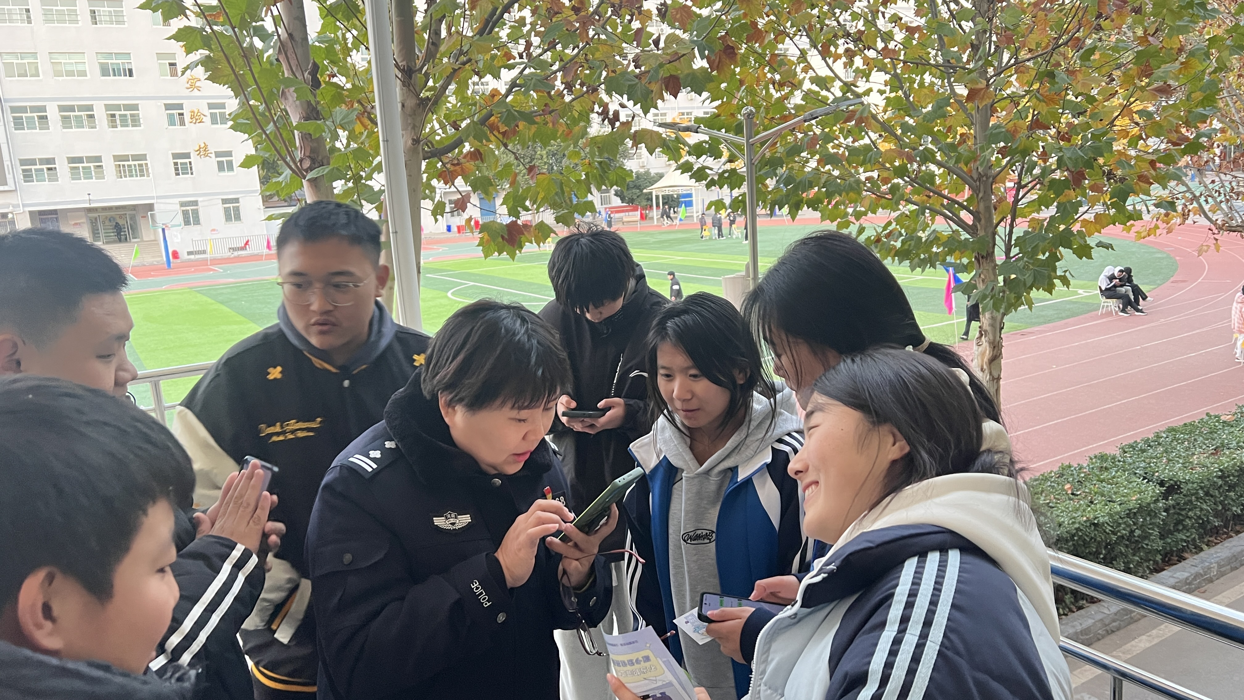 互动照片.jpg 互动照片.jpg