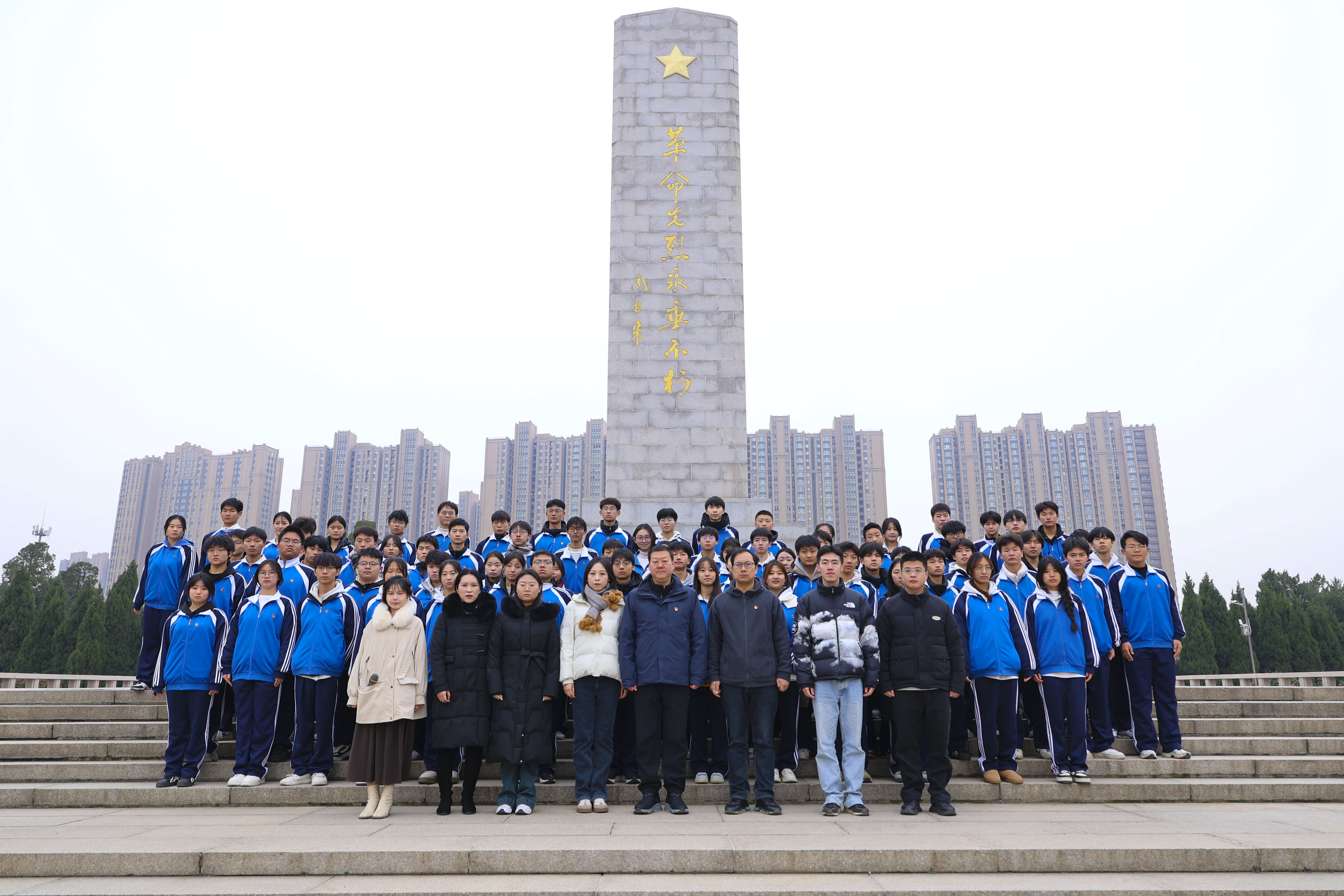 老师们合照_1.jpg 老师们合照_1.jpg