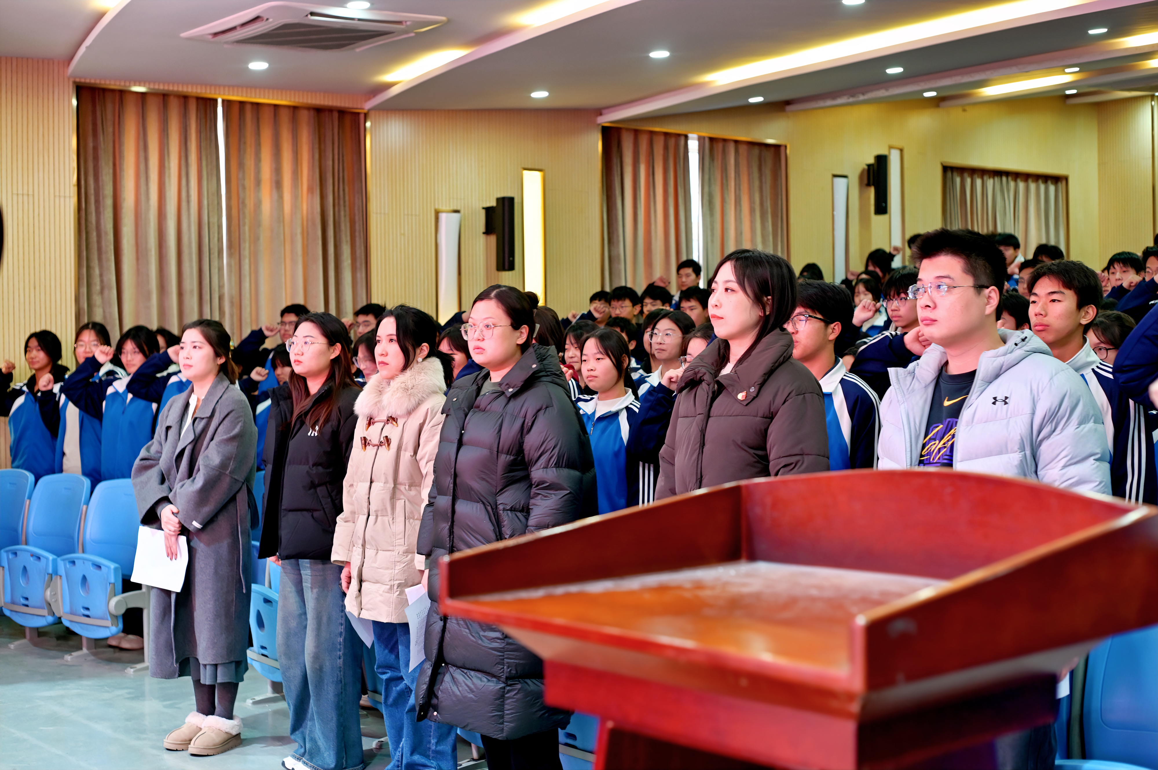 领导合照.jpg 领导合照.jpg